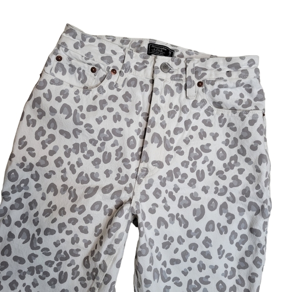 Abercrombie & Fitch Mom Jean in Grey Leopard Print - Picture 3 of 9